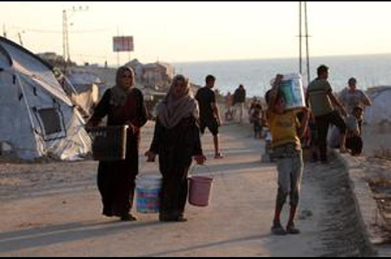 Cargas maacutes pesadas mayor resiliencia- las mujeres de Gaza tras dos antildeos de conflicto