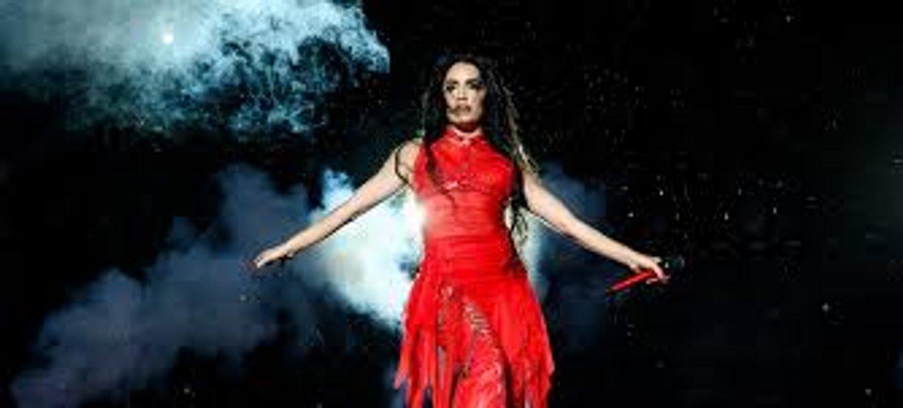 Locura en Madrid- la famosa pareja que bailoacute y cantoacute junto a Lali en su show