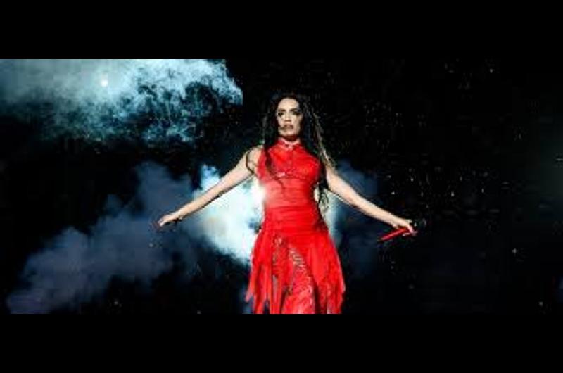 Locura en Madrid- la famosa pareja que bailoacute y cantoacute junto a Lali en su show