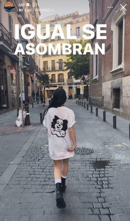 Lali ironizoacute tras el show de Milei- caminoacute por Madrid con una remera de payaso 