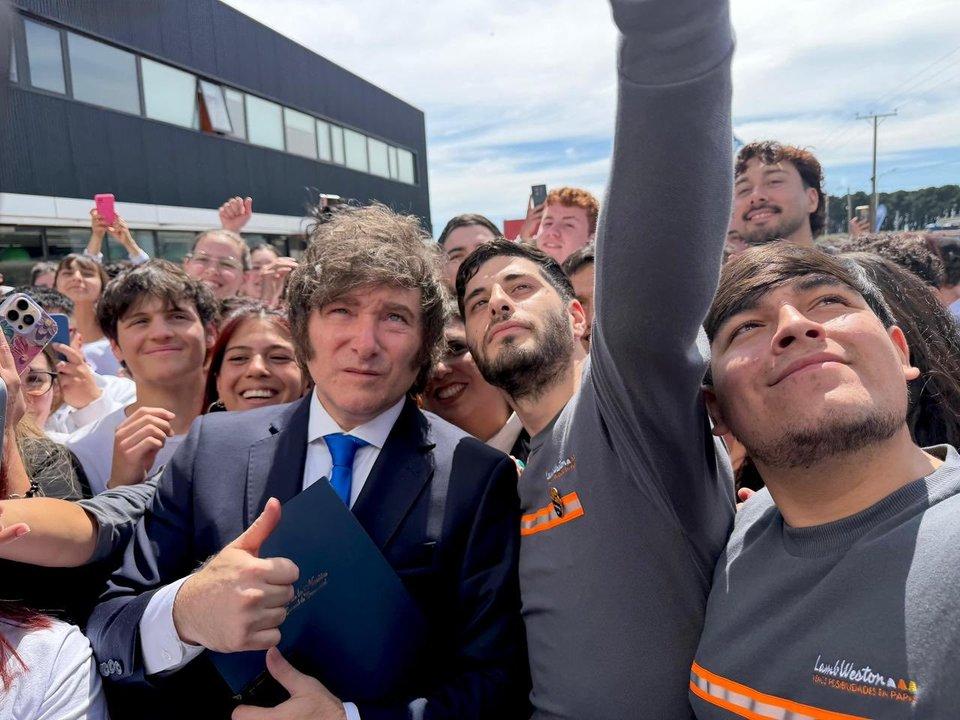 Milei cruzoacute a un vecino que lo insultoacute en Mar del Plata- ldquoTe bajo maacutes la inflacioacuten asiacute puteaacutes un poco maacutesrdquo