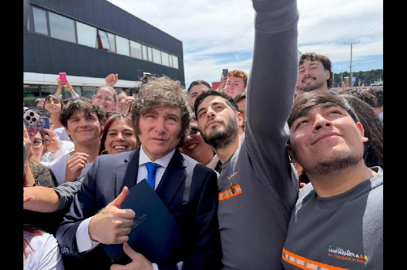 Milei cruzoacute a un vecino que lo insultoacute en Mar del Plata- ldquoTe bajo maacutes la inflacioacuten asiacute puteaacutes un poco maacutesrdquo
