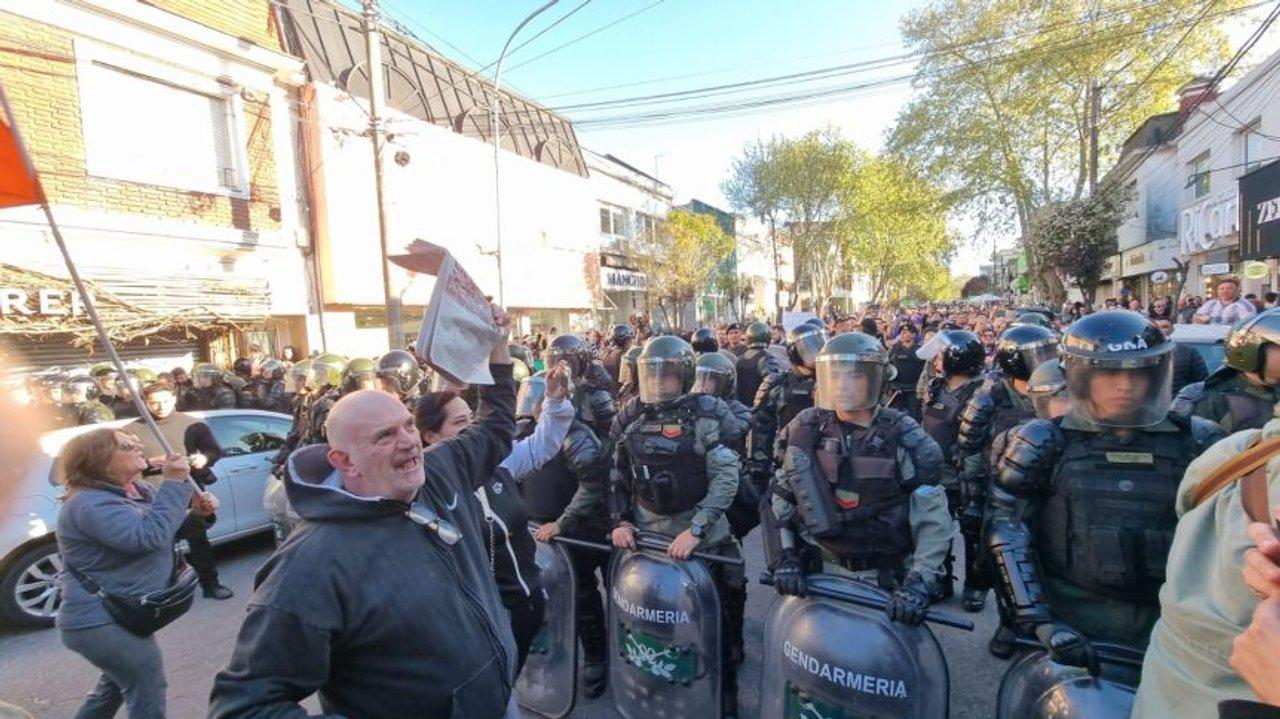 Tensioacuten en Mar del Plata por la visita de Javier Milei- protestas y fuerte operativo de seguridad