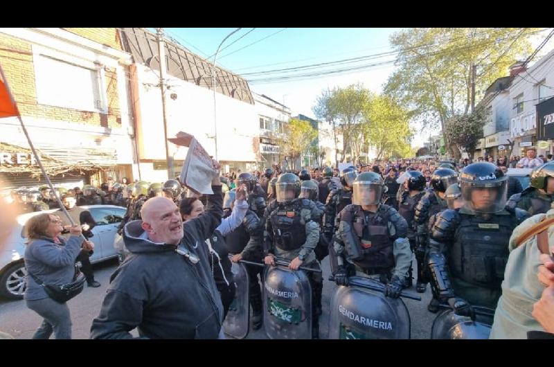 Tensioacuten en Mar del Plata por la visita de Javier Milei- protestas y fuerte operativo de seguridad