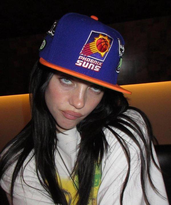Billie Eilish lanzoacute una caacutepsula exclusiva de gorras- iquestCuaacutel es la famosa marca