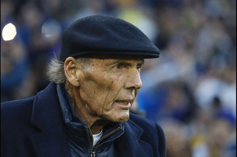 El fuacutetbol argentino mostroacute su apoyo a Russo por su grave estado de salud