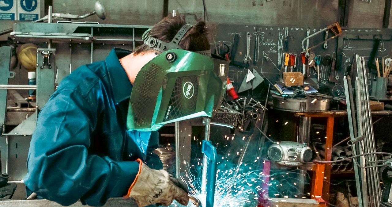 El Gobierno de Milei devaluoacute a jubilados y asalariados pero quiere que trabajen maacutes a contramano del mundo