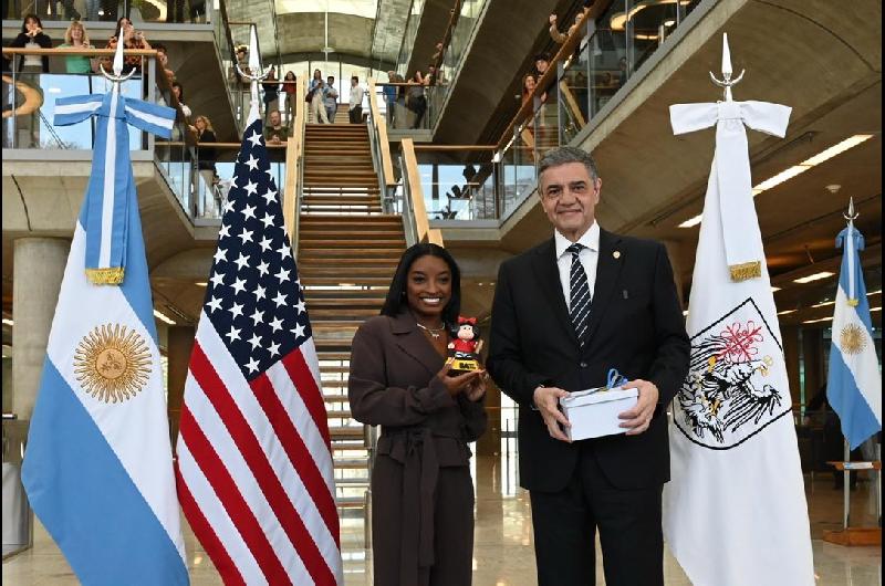 Simone Biles llegoacute a la Argentina y fue recibida como ldquoHueacutesped de honorrdquo en la Ciudad de Buenos Aires