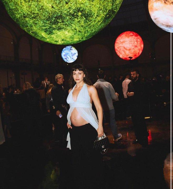 Uacutersula Corberoacute deslumbroacute embarazada en la Semana de la Moda de Pariacutes en el desfile de Chanel