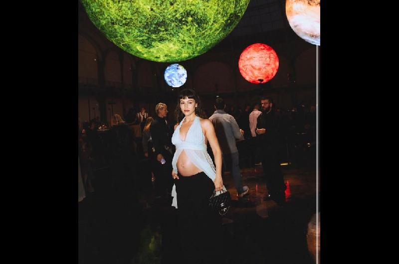 Uacutersula Corberoacute deslumbroacute embarazada en la Semana de la Moda de Pariacutes en el desfile de Chanel