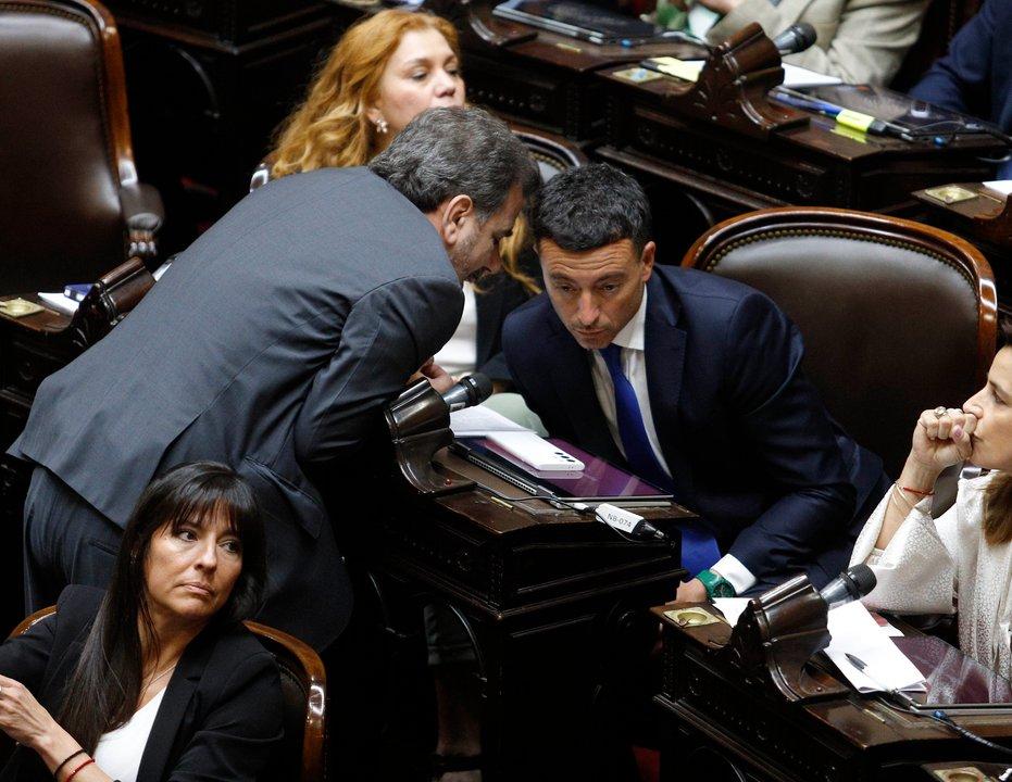 Debate interno en la UCR- De Loredo vs Cobos y Tetaz por el proyecto que limita los DNU