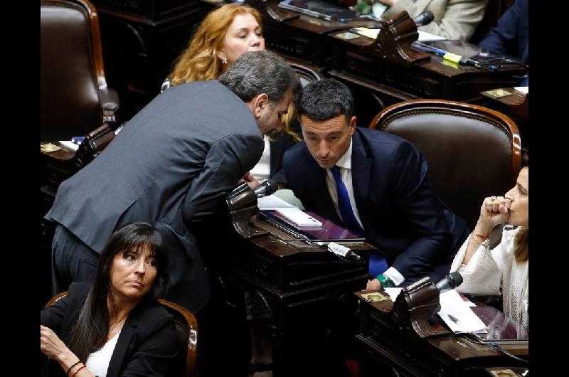 Debate interno en la UCR- De Loredo vs Cobos y Tetaz por el proyecto que limita los DNU