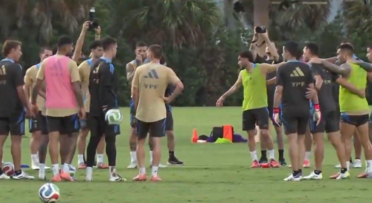 VIDEO  El emotivo homenaje de la Seleccioacuten Argentina a Miguel Aacutengel Russo- minuto de silencio en Miami