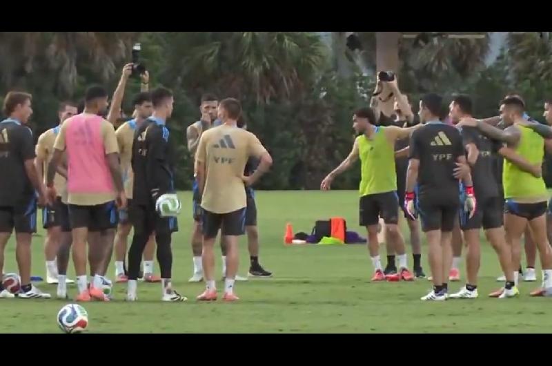 VIDEO  El emotivo homenaje de la Seleccioacuten Argentina a Miguel Aacutengel Russo- minuto de silencio en Miami