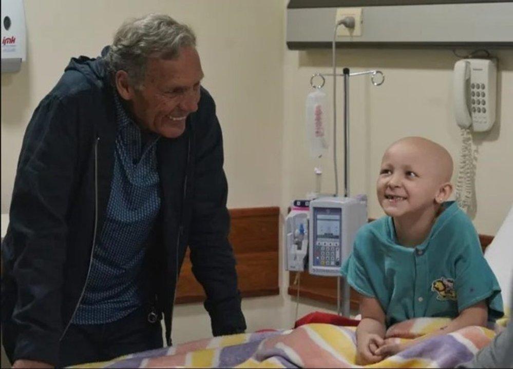 El diacutea en el que Miguel Aacutengel Russo visitoacute a nintildeos en tratamiento oncoloacutegico en un hospital infantil