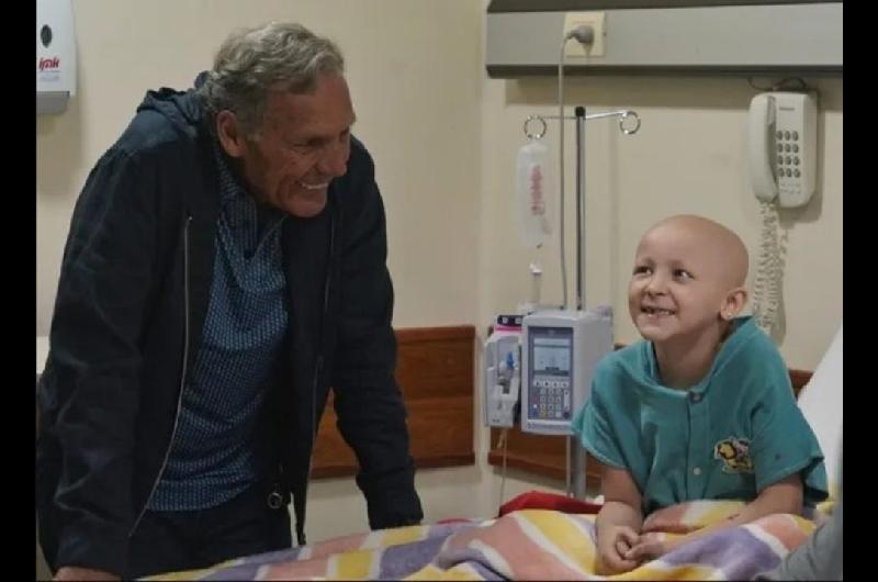 El diacutea en el que Miguel Aacutengel Russo visitoacute a nintildeos en tratamiento oncoloacutegico en un hospital infantil