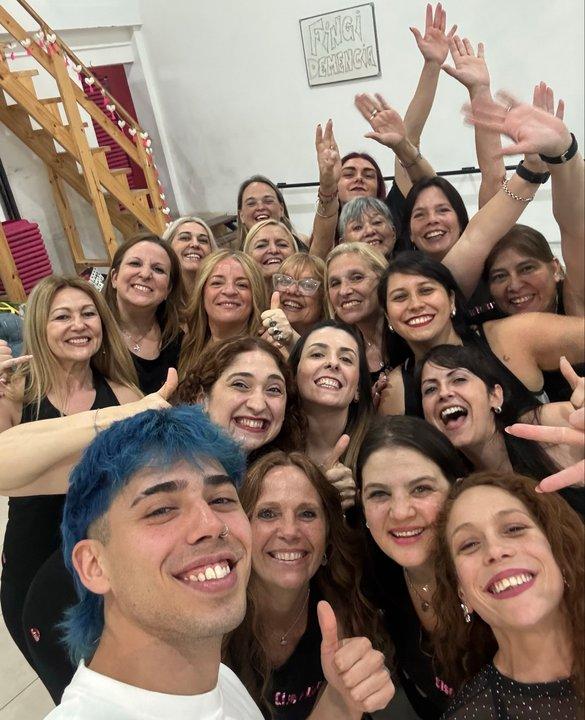 Luck Ra visitoacute a las mujeres que hicieron la coreo viral en Veacutelez y se sumoacute a ellas en un baile