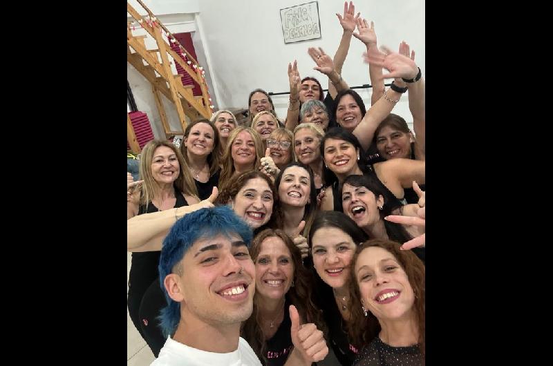 Luck Ra visitoacute a las mujeres que hicieron la coreo viral en Veacutelez y se sumoacute a ellas en un baile