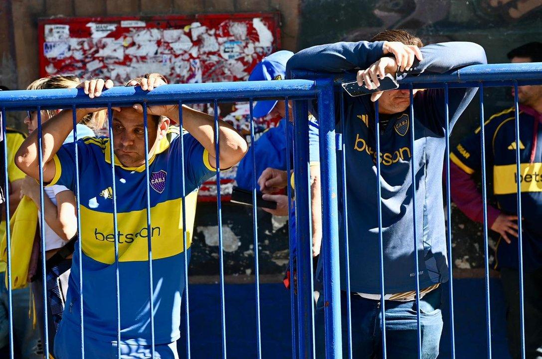 Miles de hinchas de Boca y otros equipos despiden a Miguel Aacutengel Russo