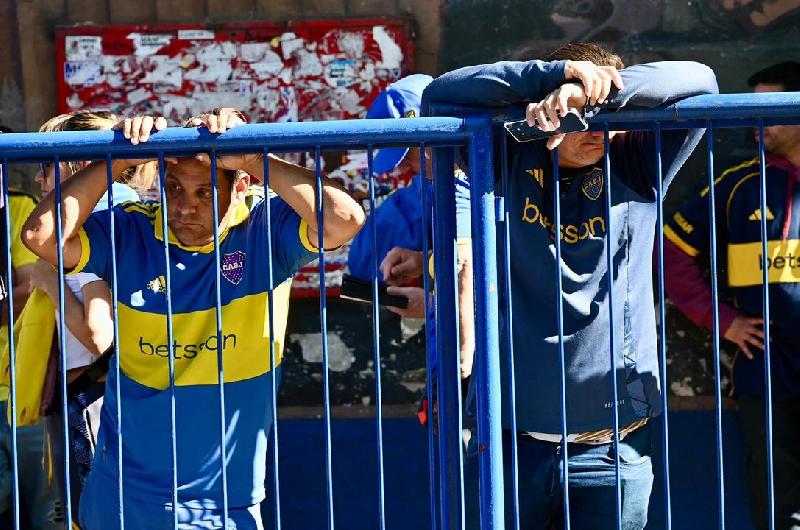 Miles de hinchas de Boca y otros equipos despiden a Miguel Aacutengel Russo