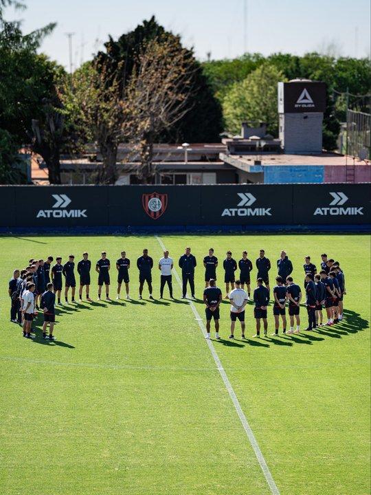 El plantel de San Lorenzo despidioacute a Miguel Aacutengel Russo- homenaje y respeto en su uacuteltimo adioacutes