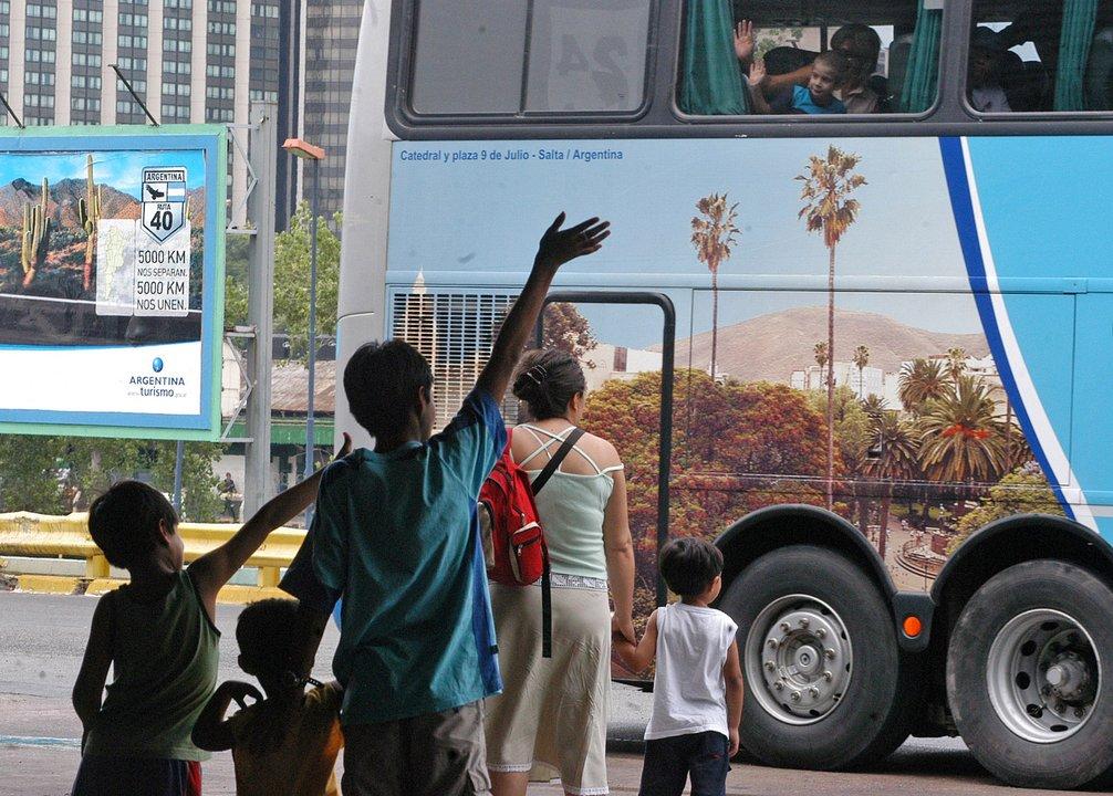 Argentina simplifica traacutemites del transporte internacional terrestre con cuatro paiacuteses vecinos