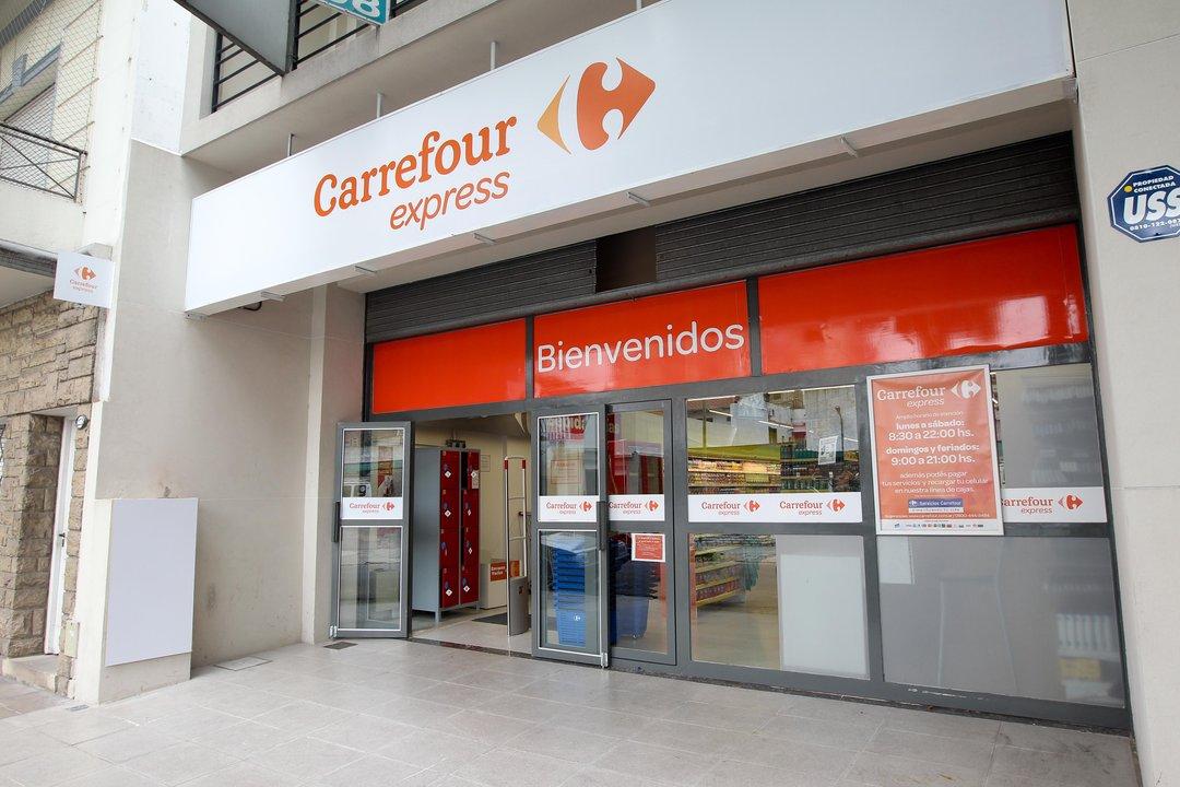 Carrefour replantea su salida del paiacutes y los changuitos dan una pista sobre queacute haraacuten
