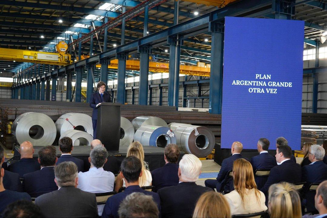 Milei calificoacute el acuerdo entre YPF y Eni como el ldquomaacutes grande de la historiardquo