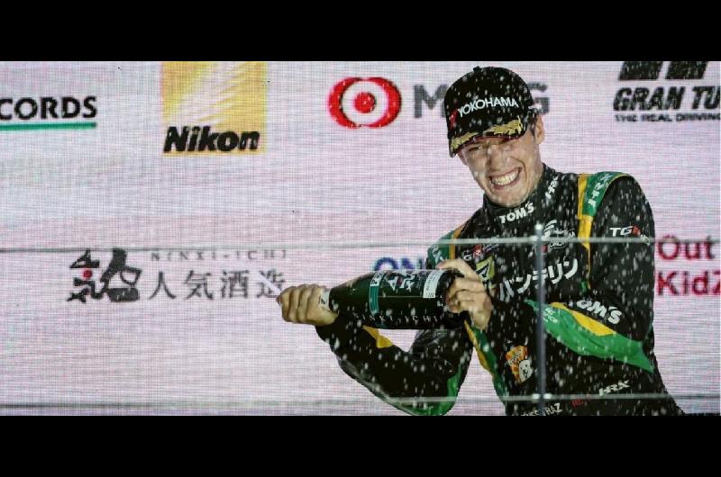Sacha Fenestraz ganoacute en Monte Fuji y se emocionoacute con el himno argentino
