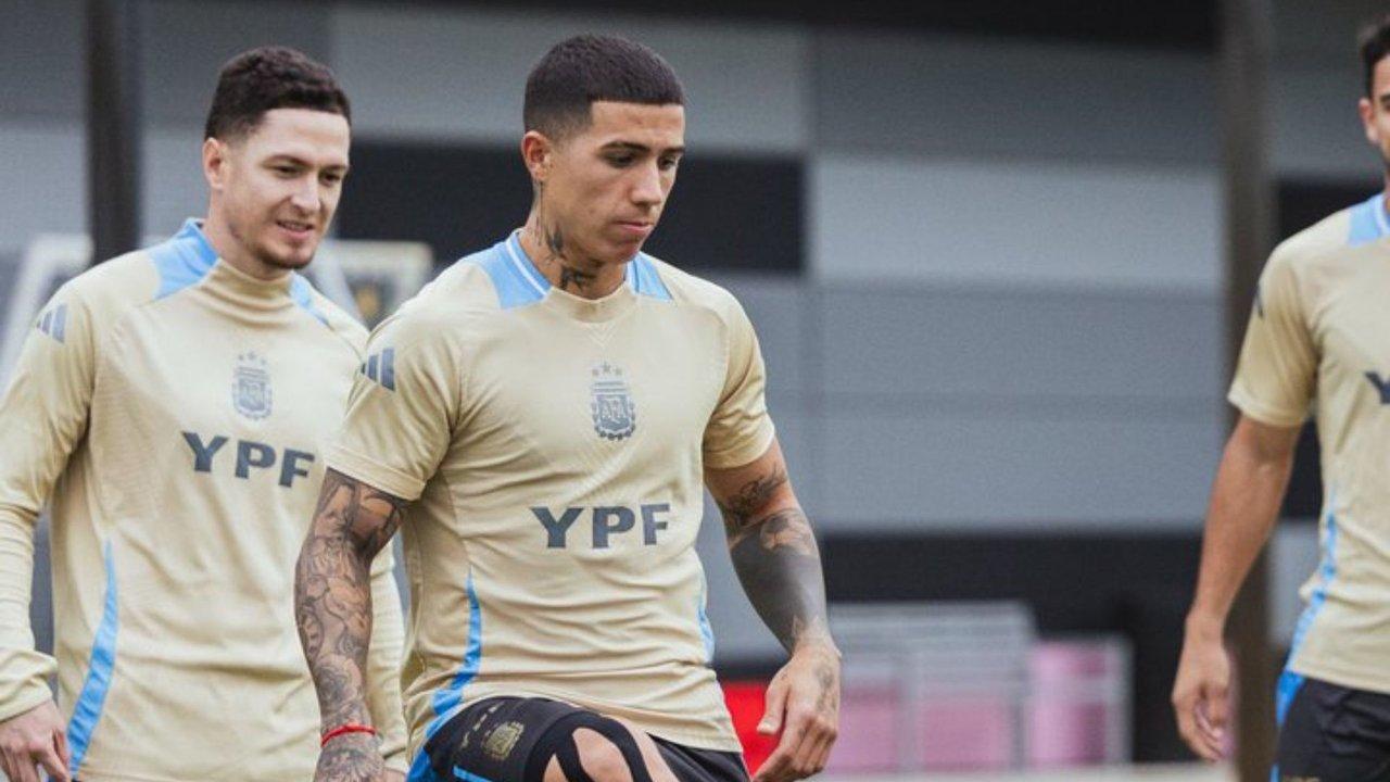 Enzo Fernaacutendez quedoacute desafectado de la Seleccioacuten por una sinovitis