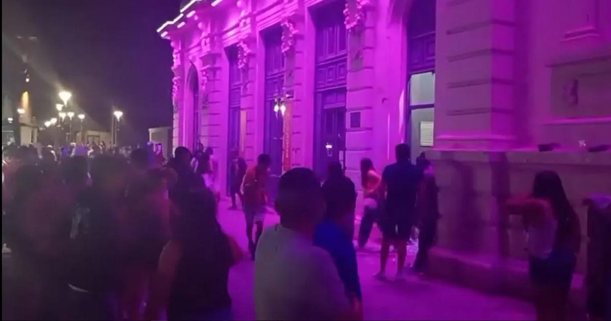 Serios incidentes y destrozos en la vieja estacioacuten tras la cancelacioacuten de un show