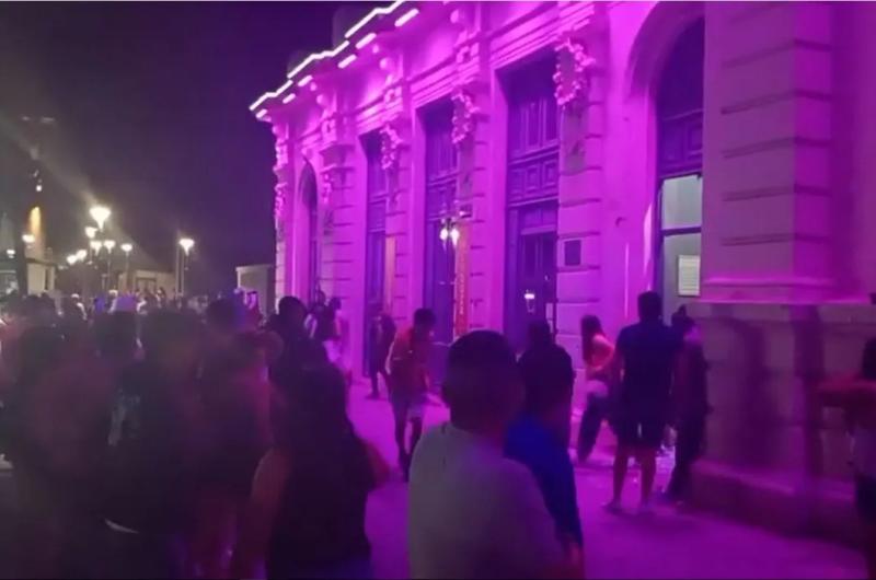 Serios incidentes y destrozos en la vieja estacioacuten tras la cancelacioacuten de un show