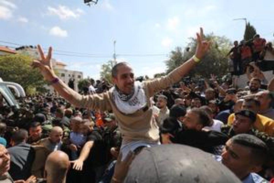 Llegan a Egipto 154 prisioneros palestinos liberados por Israel reportan fuentes