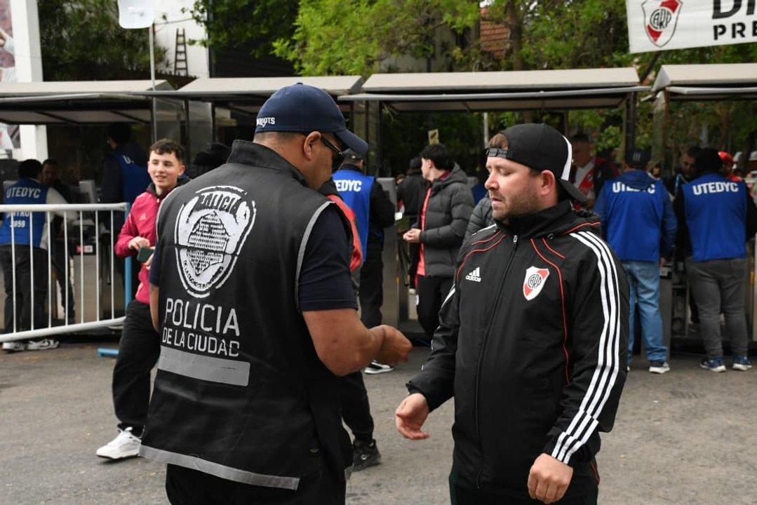 Operativo policial en el Monumental- Casi 50 trapitos fueron demorados en el River ndash Sarmiento