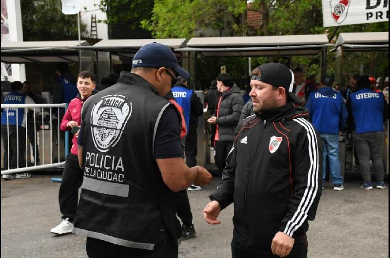 Operativo policial en el Monumental- Casi 50 trapitos fueron demorados en el River ndash Sarmiento