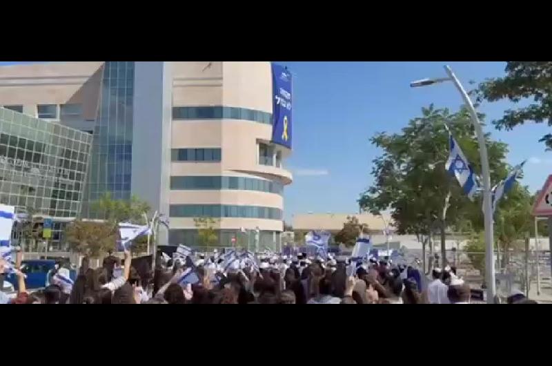 Miles de israeliacutees celebran Simjat Toraacute en los hospitales donde se recuperan los rehenes liberados