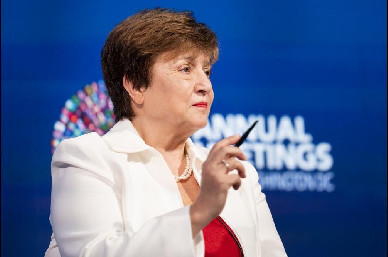 El FMI empeoroacute sus previsiones para Argentina con menos crecimiento y mayor inflacioacuten para este antildeo y 2026