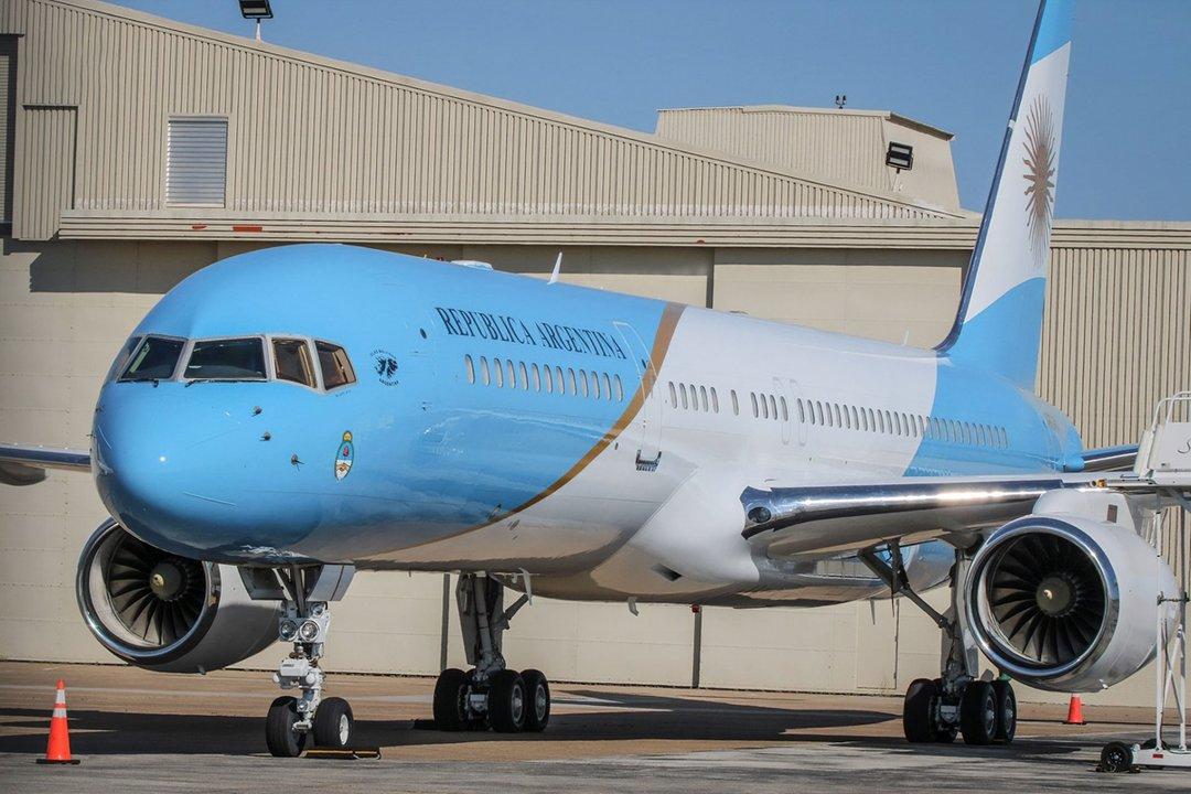 Milei y su viaje en el avioacuten presidencial
