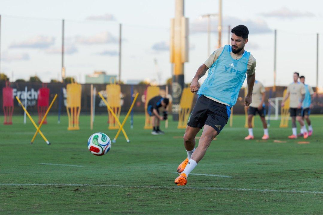 Quieacuten es Joseacute ldquoel Flacordquo Loacutepez el delantero que hace dupla con Lionel Messi en la Seleccioacuten Argentina