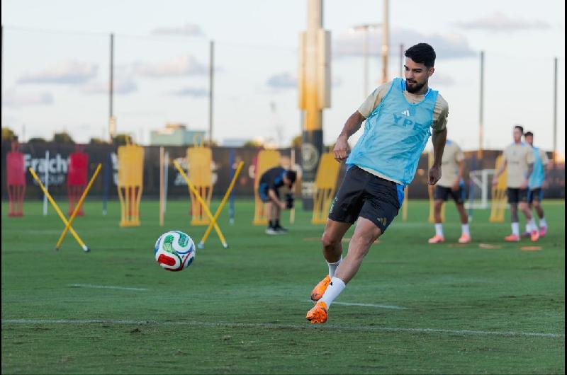 Quieacuten es Joseacute ldquoel Flacordquo Loacutepez el delantero que hace dupla con Lionel Messi en la Seleccioacuten Argentina