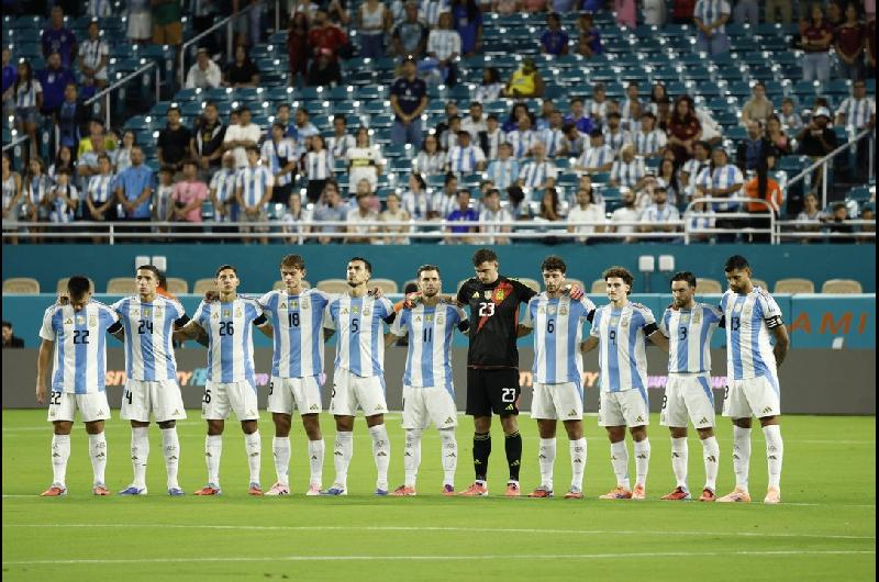 Video- Asiacute sonoacute el Himno Nacional argentino ante Puerto Rico