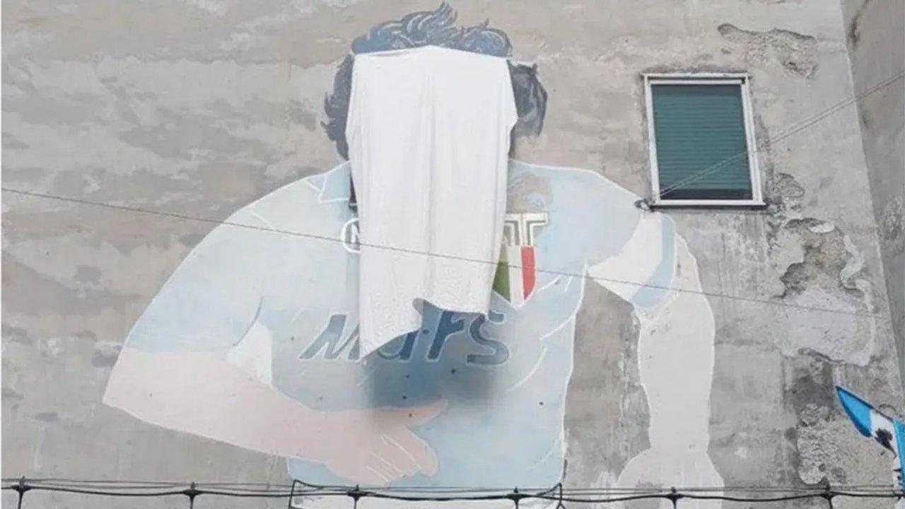 Comerciantes taparon la cara de Maradona en el famoso mural de Naacutepoles
