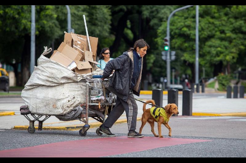 Calculan que la pobreza cayoacute al 307-en-porciento- en los uacuteltimos seis meses por una mayor suba de los ingresos