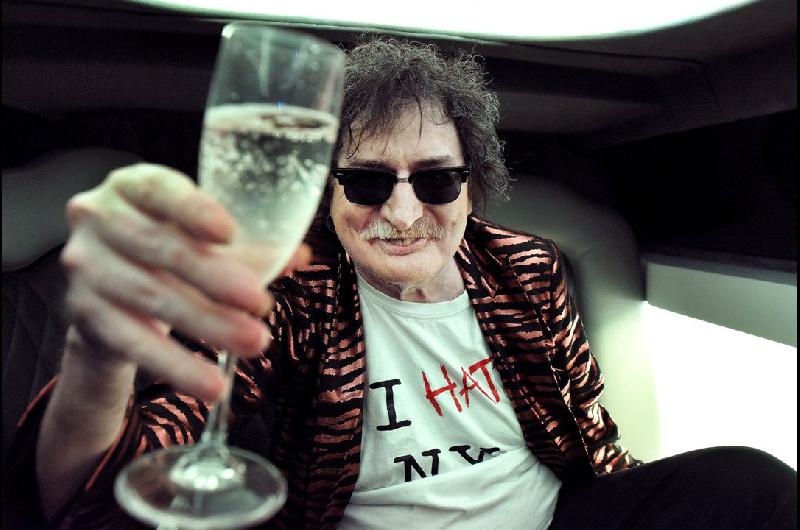 Fanaacuteticos de Charly Garciacutea se convocan en la puerta de su casa para celebrar su cumpleantildeos