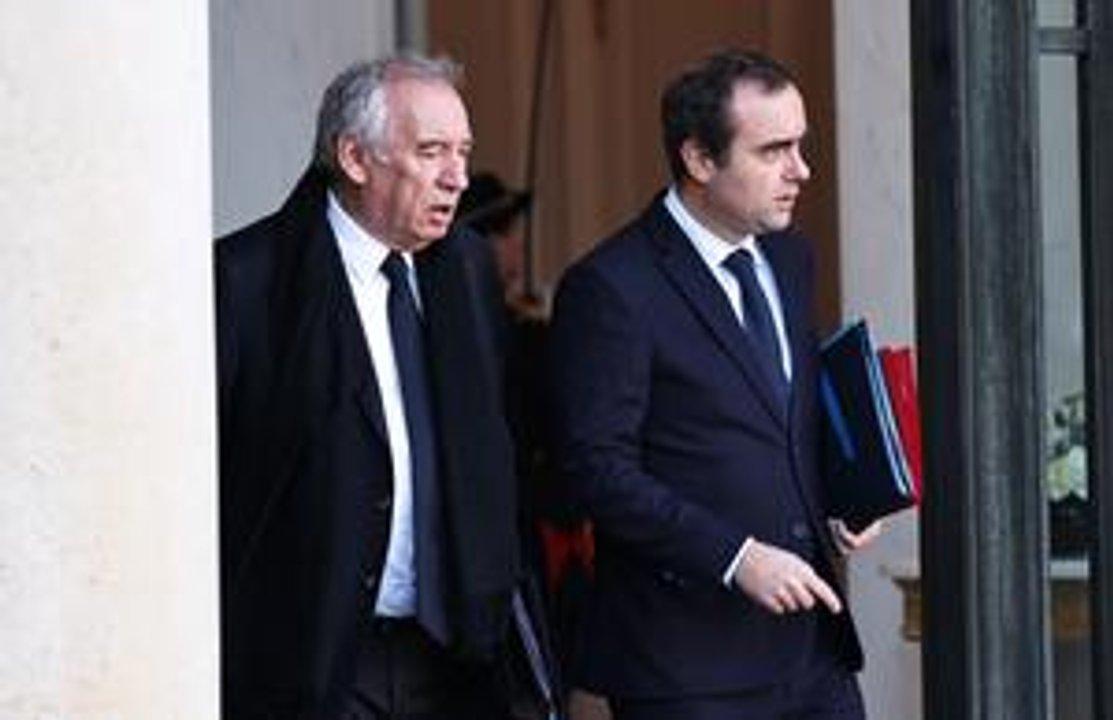 El gobierno franceacutes sobrevive a las mociones de censura en la Asamblea Nacional