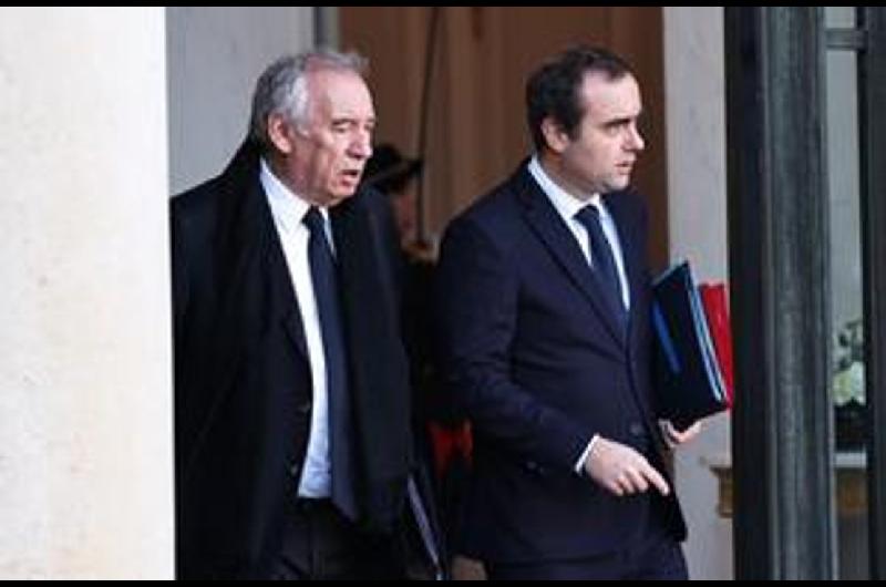 El gobierno franceacutes sobrevive a las mociones de censura en la Asamblea Nacional