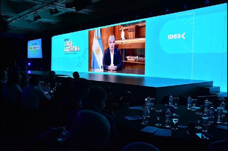 Caputo volvioacute a rechazar una devaluacioacuten para ganar competitividad e insistioacute con las reformas