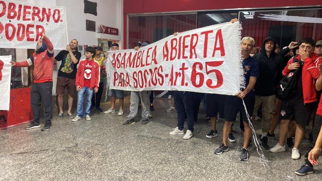 Socios de Independiente ingresaron a la sede en Av Mitre y apuntaron contra de la dirigencia