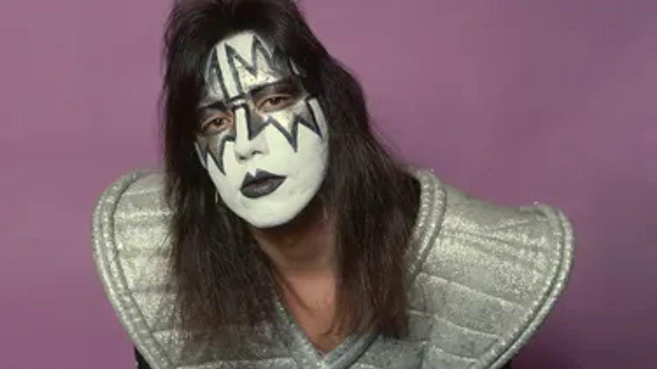El uacuteltimo adioacutes a Ace Frehley- el saludo al cielo de sus ex compantildeeros de Kiss