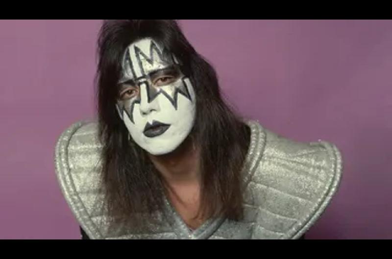 El uacuteltimo adioacutes a Ace Frehley- el saludo al cielo de sus ex compantildeeros de Kiss